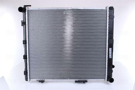 Радиатор охлаждения MERCEDES E-CLASS W 124 (84-) NISSENS 62696A (фото 1)
